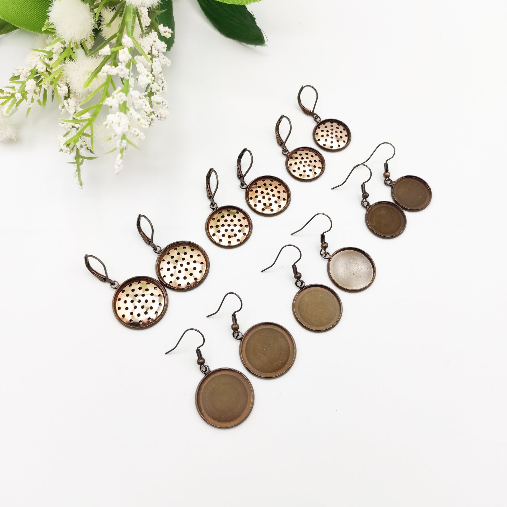 SUNNYCLUE 1boîte 40 Ensembles De Boucles D'oreilles Cabochon Kit De Fabrication Boucles D'oreilles Cabochon 12 Mm Blancs 40 En Verre Crochets Bouc